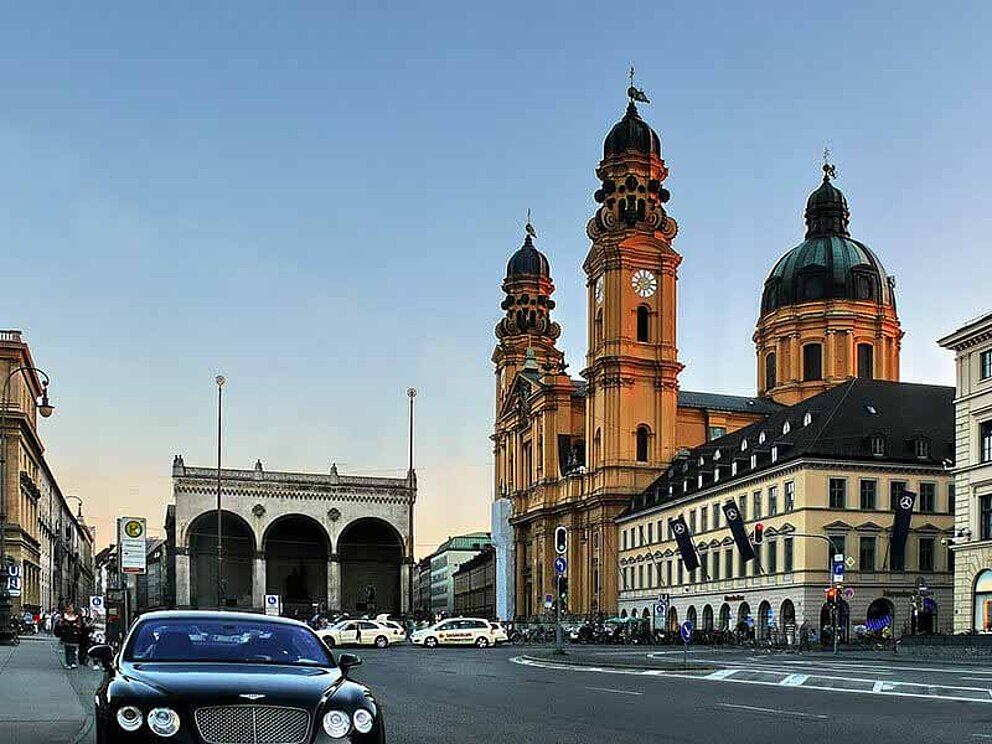 Blick auf Odeonsplatz mit Theatinerkirche in München