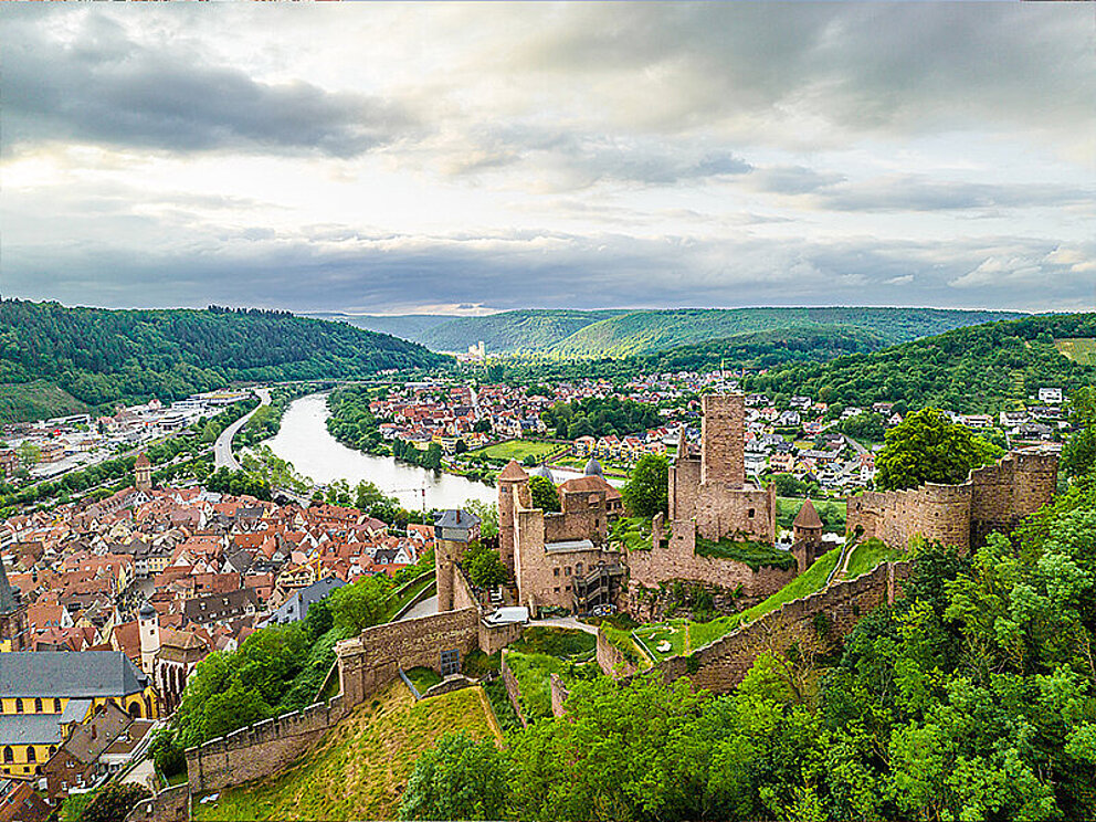 Wertheim am Ufer des Flusses Main. Eine Burg hoch über der Stadt