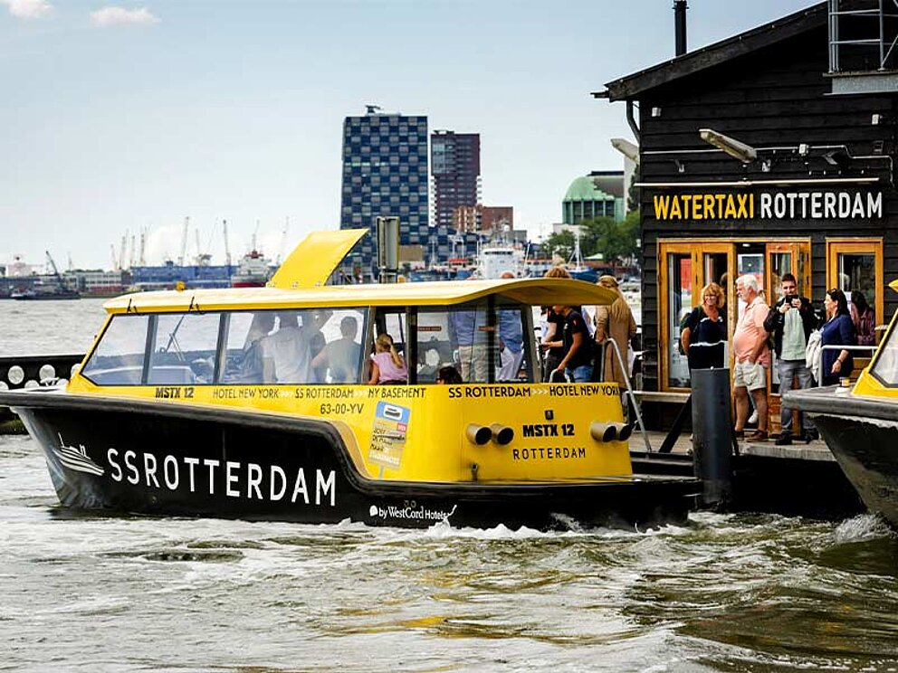 Passagiere steigen auf das Wassertaxi-Boot