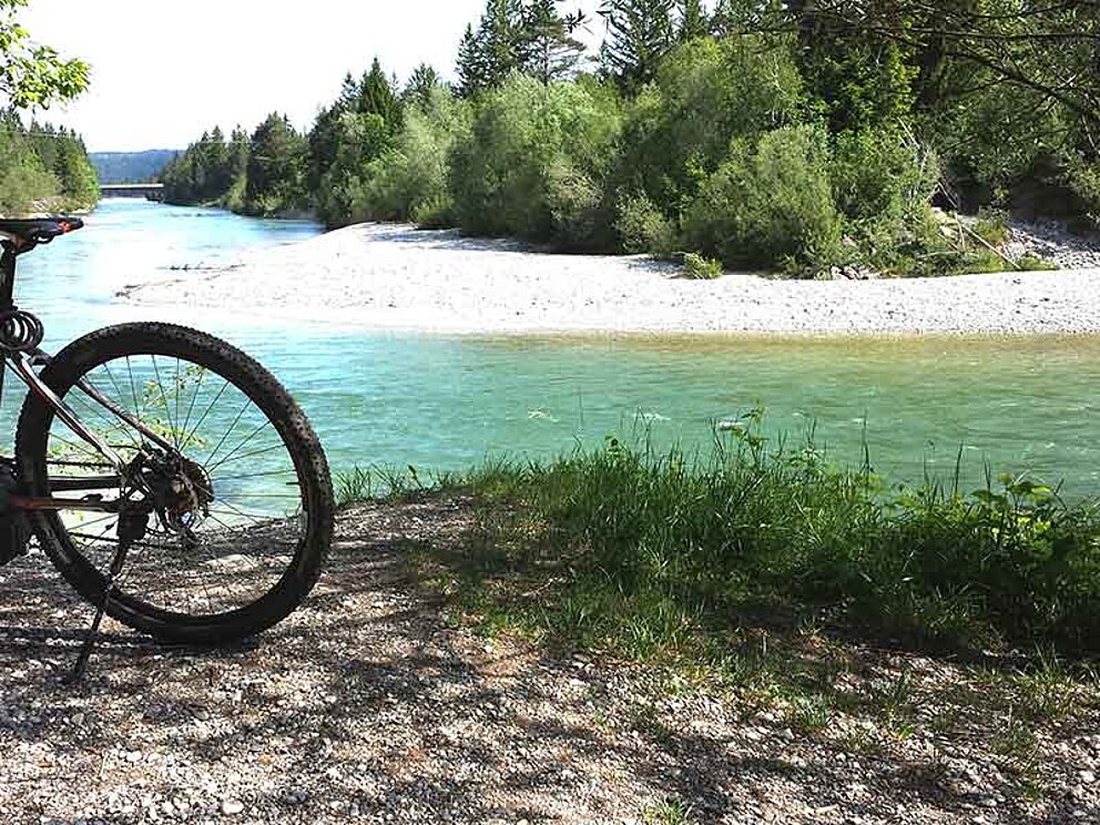 stehendes Rad vor Isar in Deutschland