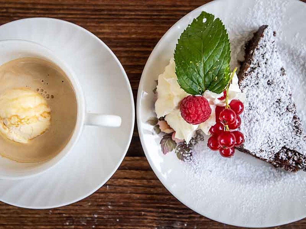 Genuss auf der Dachsteinrunde , Kaffee und Kuchen