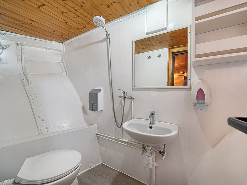 Badezimmer mit Dusche und WC
