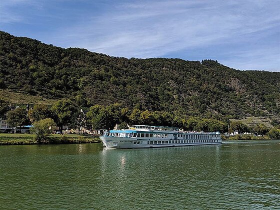 Das Schiff in Fahrt am Rhein.