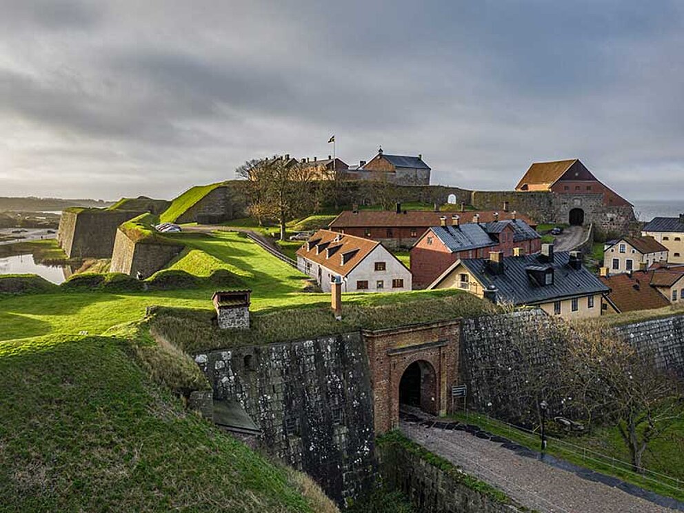 Die Festungsanlage von Varberg in Schweden ist zum Teil von Gras überwuchert.