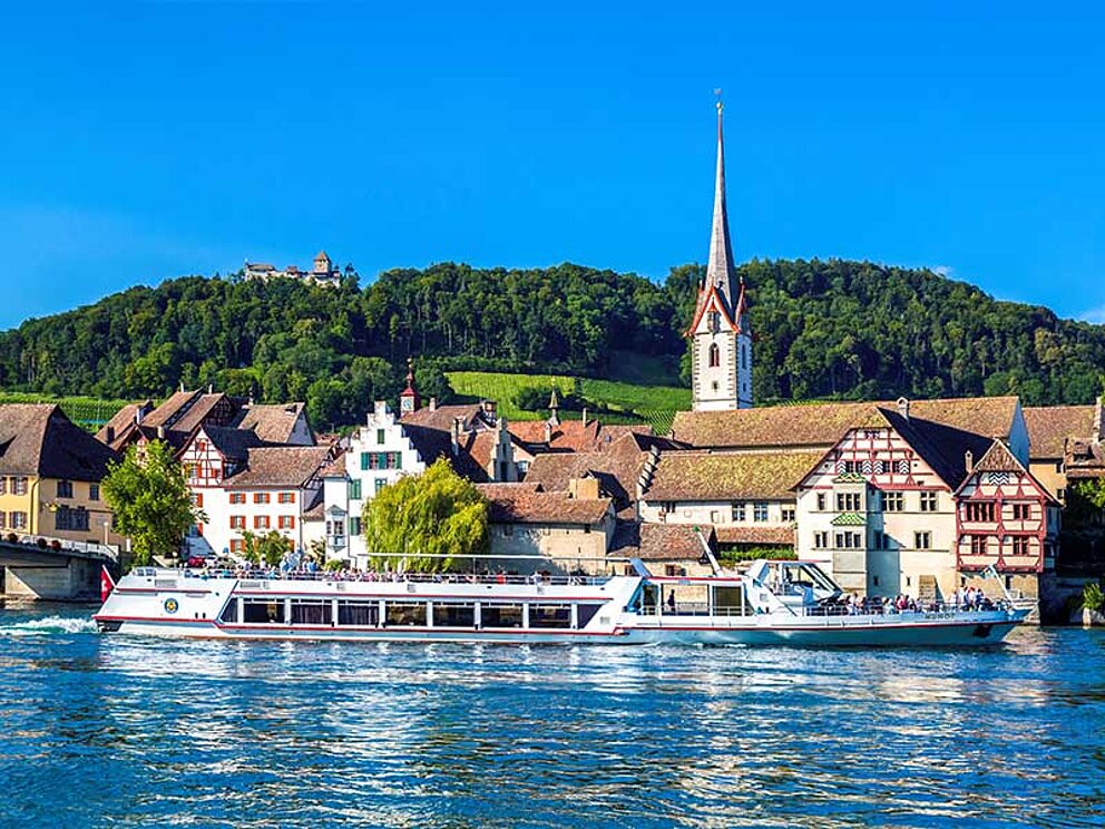 Altstadt Stein am Rhein vom Wasser, im Vordergrund ein Schiff