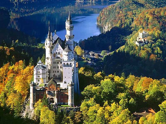 Die Türme und Erker von Schloss Neuschwanstein erinnern an ein Märchenschloss