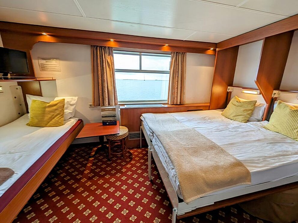 Doppelbett und ein Einzelbett, Teppichboden