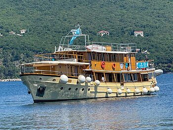 Das Schiff in Fahrt vor einer kroatischen Insel