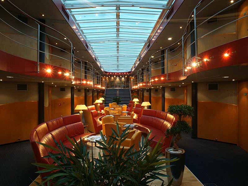 beleuchtetes Atrium auf der MS Primadonna auf der Donau