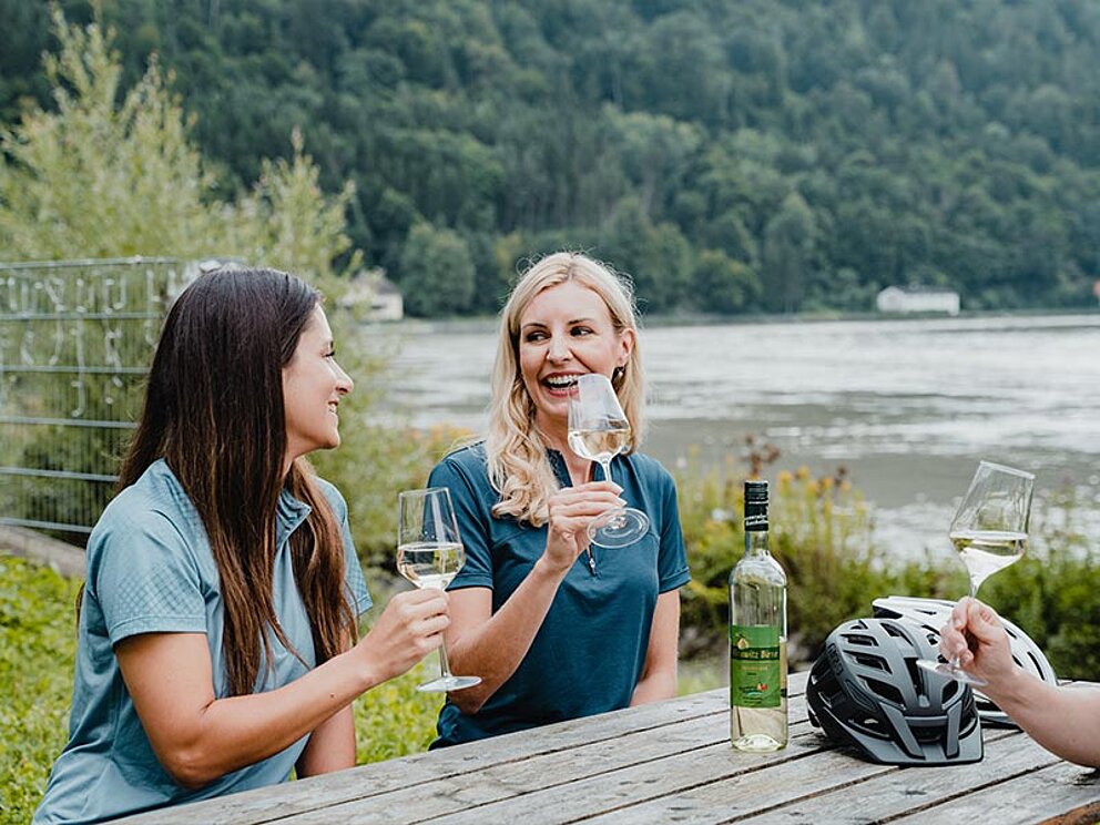 Radfahrerinnen in der Mostkellerei am Donauradweg