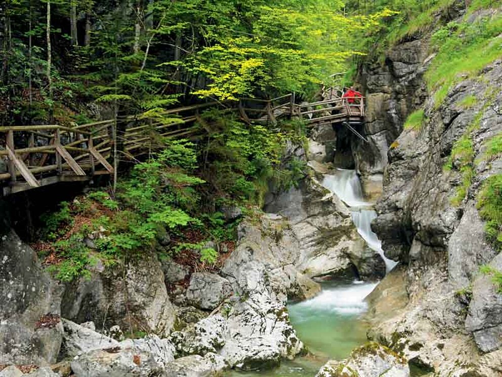 Klamm mit Wasserfall, Wanderer am Pfad