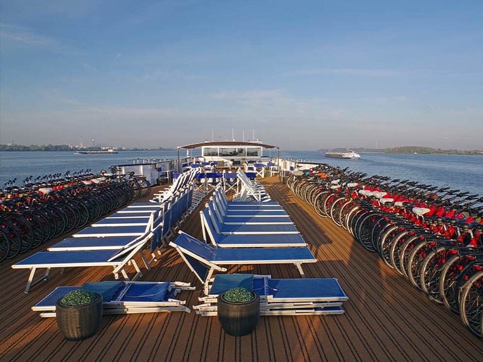 Sonnendeck mit Liegen und Fahrrädern