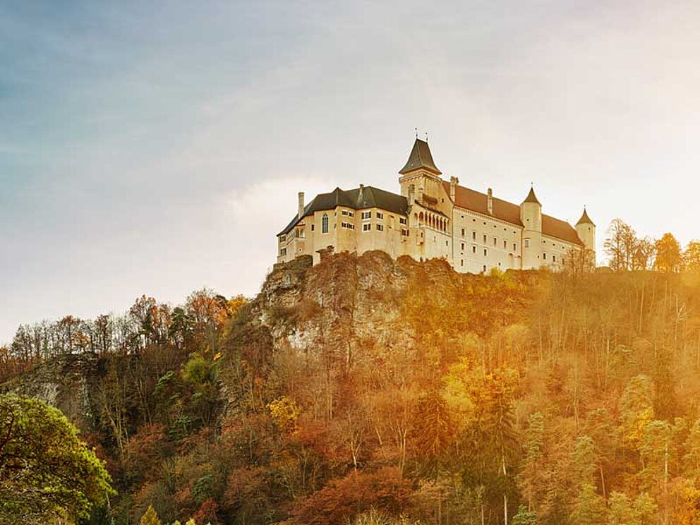 Die Rosenburg thront mächtig auf einem Felsen im Kamptal