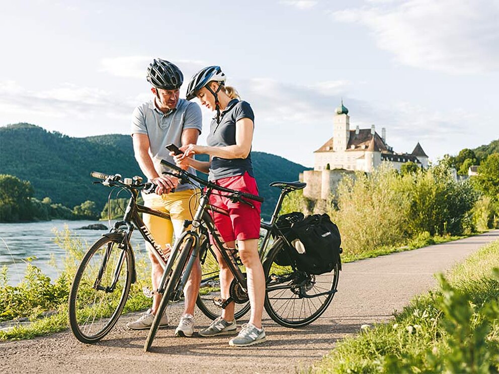 Radfahrer vor Schloss Schönbühel an der Donau