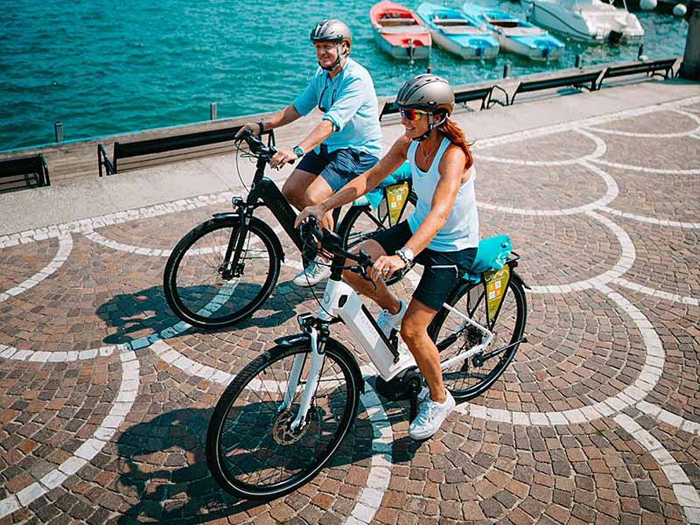 2 Radfahrer fahren am Ufer des Wörthersees