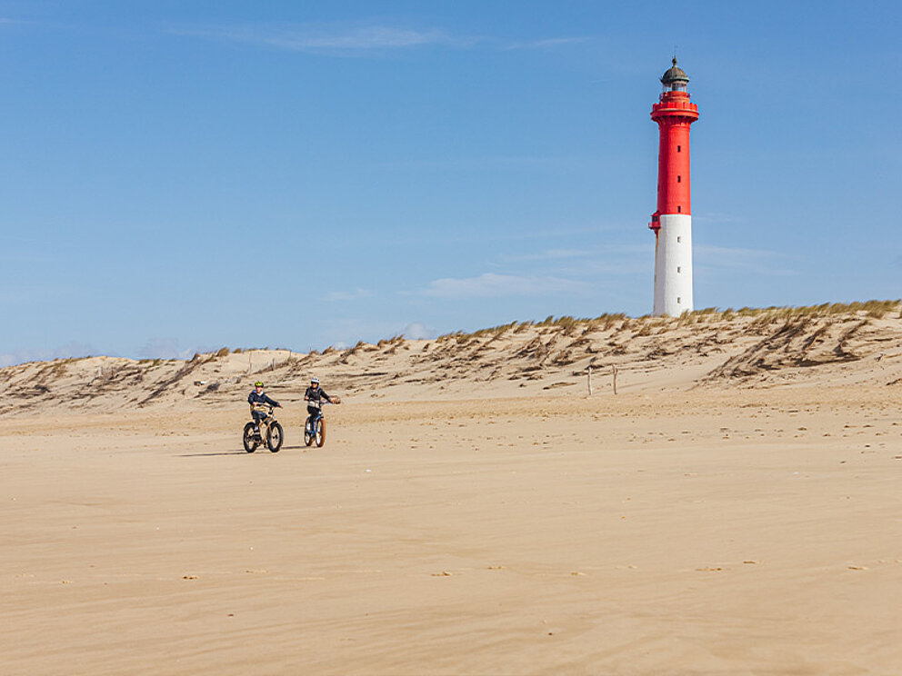 Sandstrand mit Leuchtturm