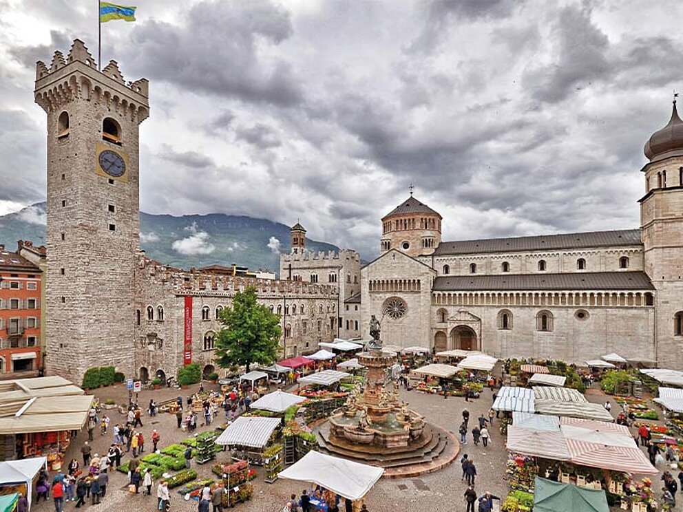 Stadtplatz von Trient bei leicht bewölktem Himmel