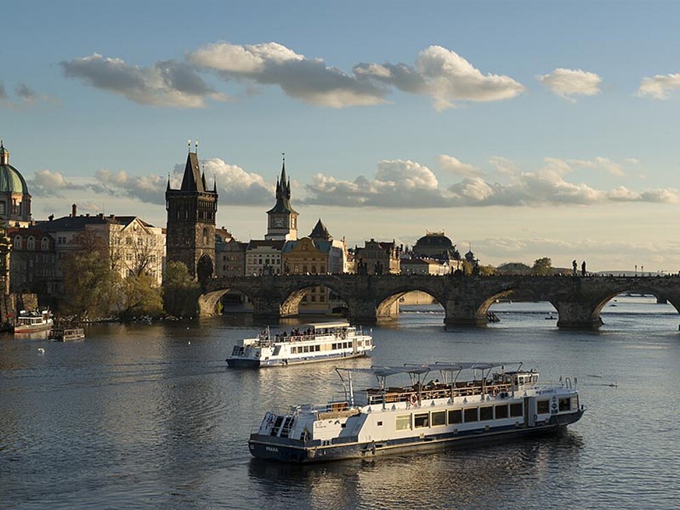 Elbe mit Karlsbrücke, 2 Schiffen und der Skyline