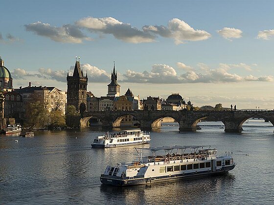 Elbe mit Karlsbrücke, 2 Schiffen und der Skyline