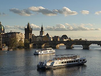 Elbe mit Karlsbrücke, 2 Schiffen und der Skyline