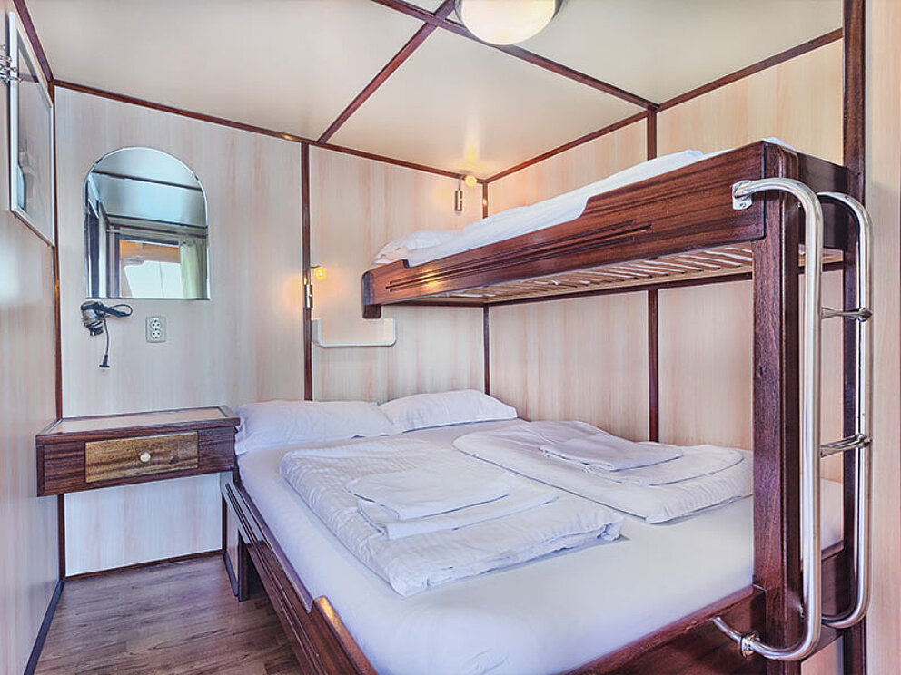Doppelkabine mit Doppel- und 1 Hochbett.