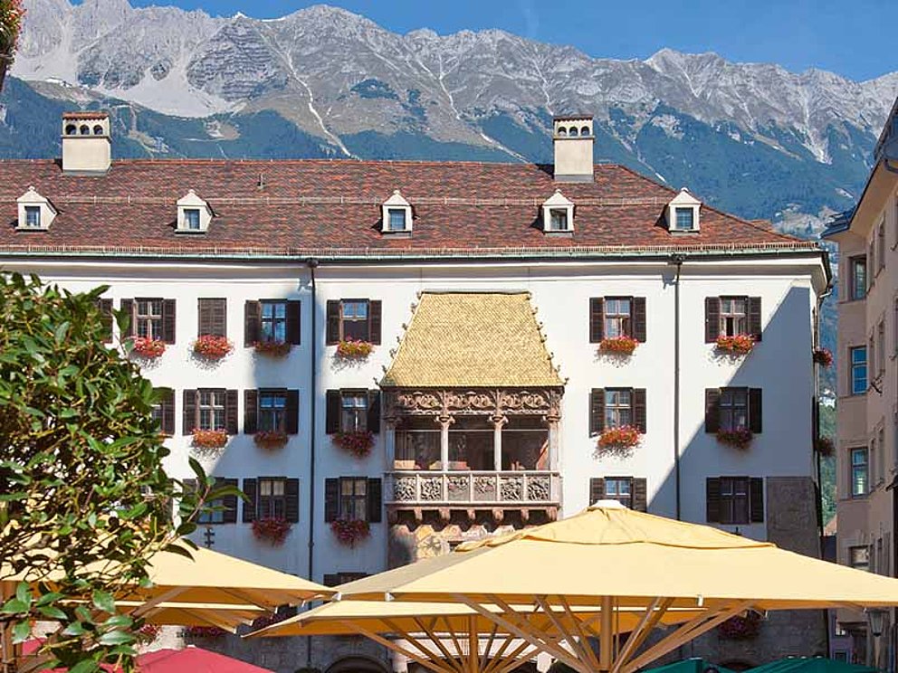 Blick auf Altstadt mit Goldenem Dachl in Innsbruck