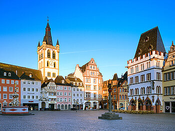 Die Altstadt von Trier am frühen Morgen. Noch ist es ruhig am Marktplatz, nur die Sonne scheint.