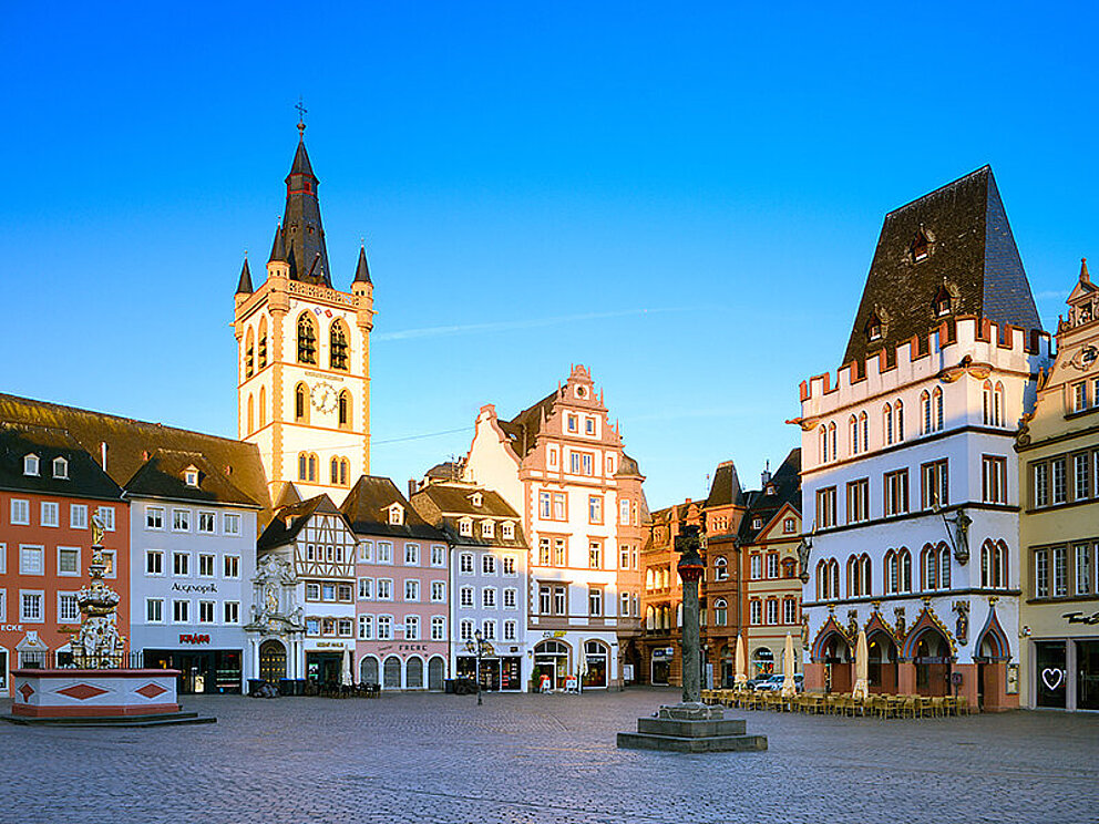 Die Altstadt von Trier am frühen Morgen. Noch ist es ruhig am Marktplatz, nur die Sonne scheint.
