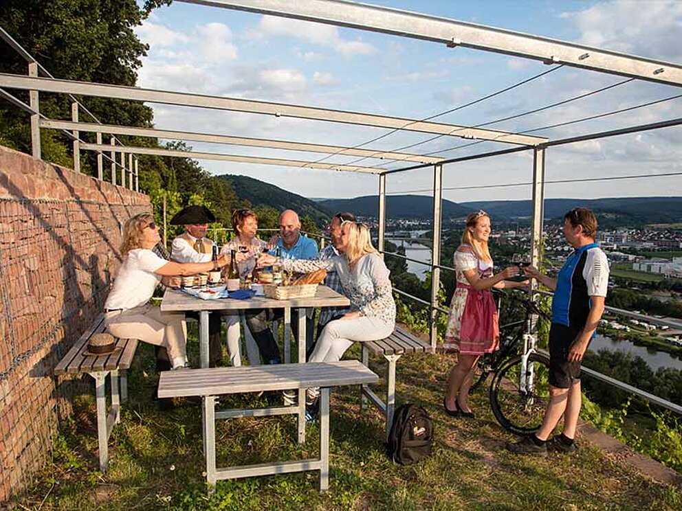 Picknick am gedeckten Tisch mit vielen Leuten