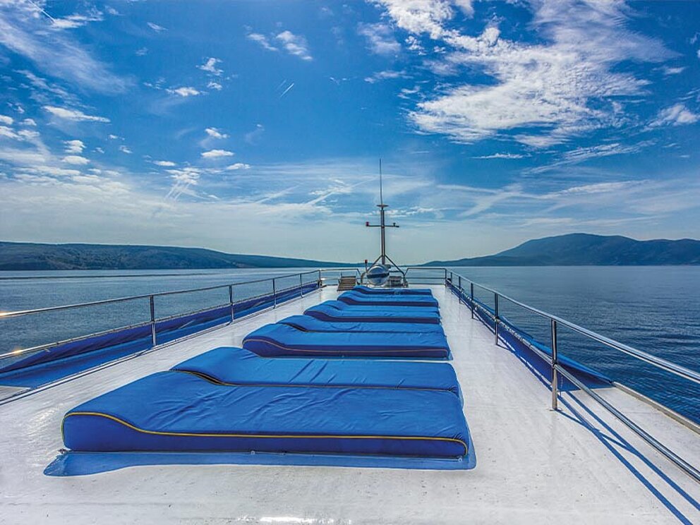 Sonnendeck des Schiffes mit gemütlichen Liegeflächen