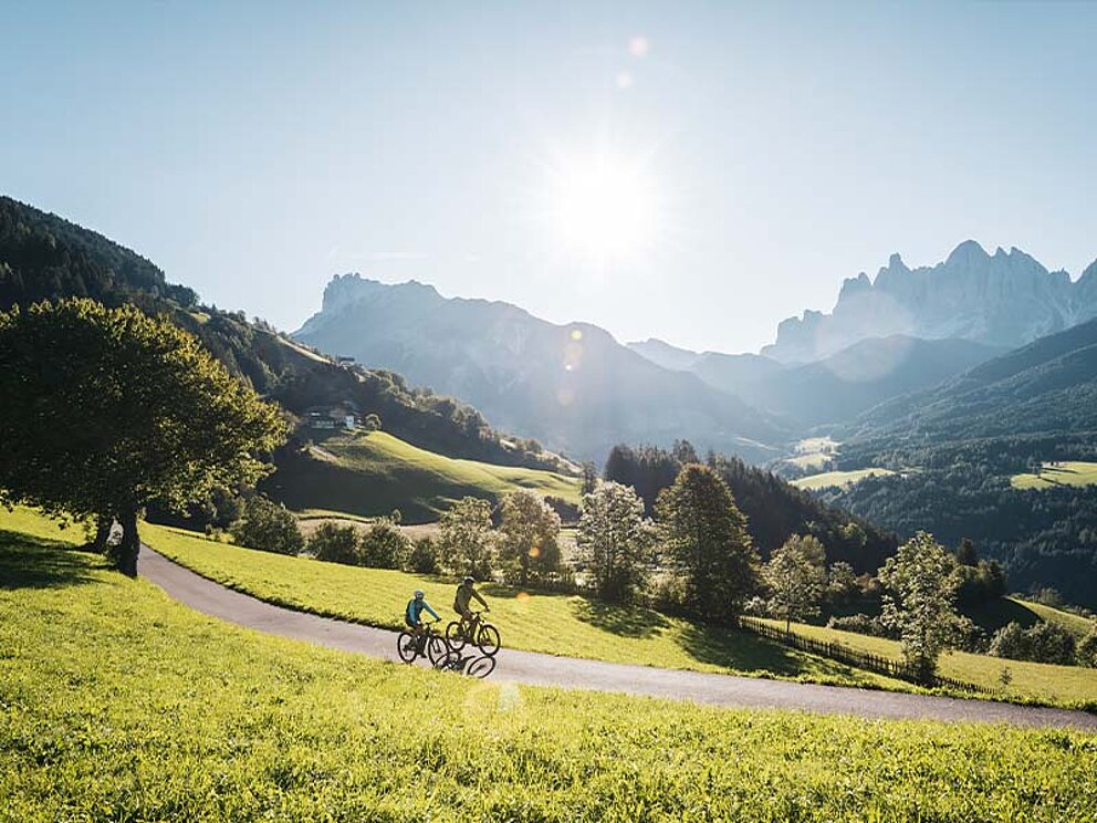 Biken mit Aussicht in den Dolomiten