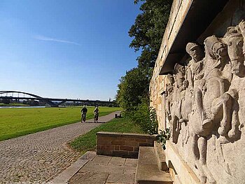Elberadweg mit Körnerdenkmal Waldschlösschenbrücke in Dresden