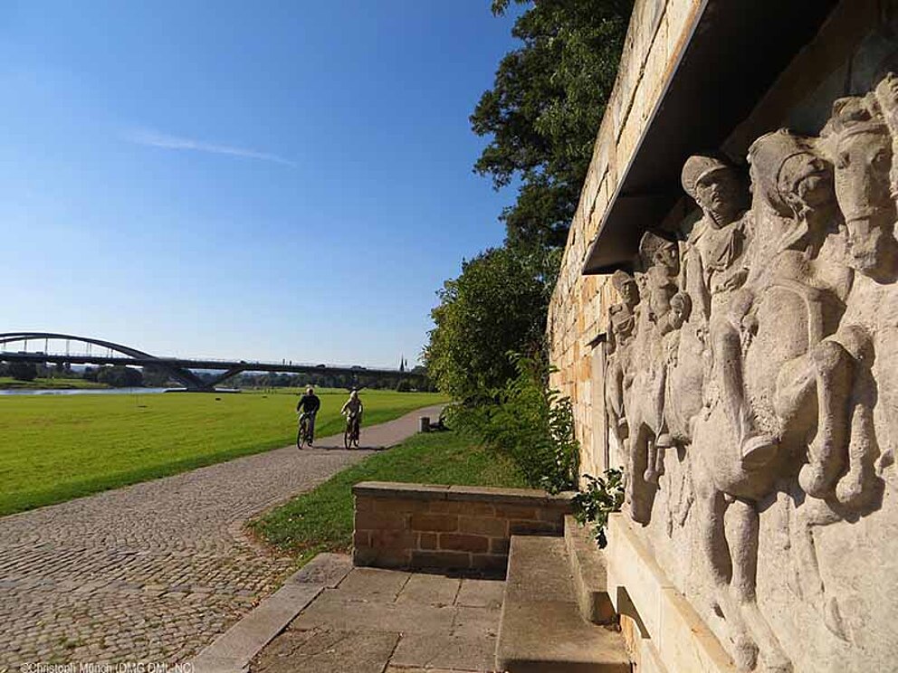 Elberadweg mit Körnerdenkmal Waldschlösschenbrücke in Dresden