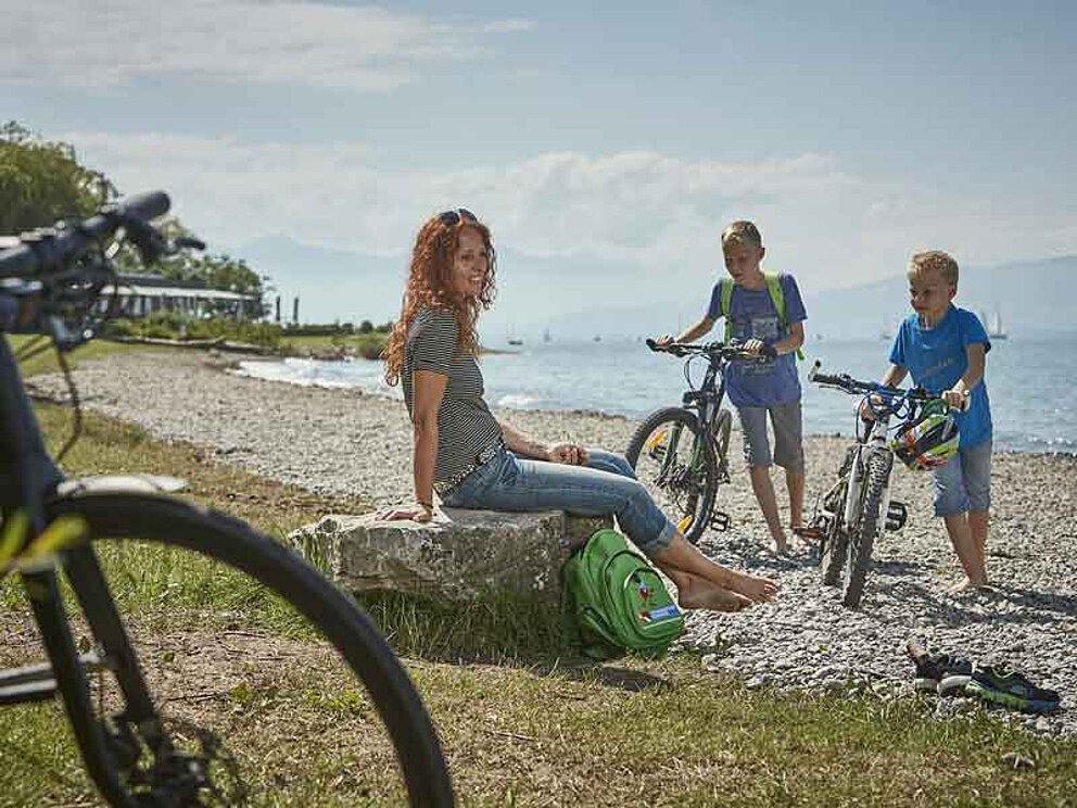 Am Strand vom Bodensee mit der Familie entspannen