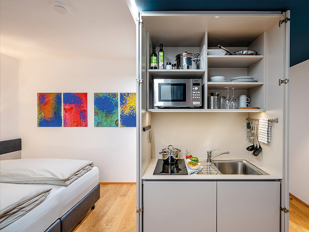Kochnische mit Mikrowelle und Waschbecken im Doppelzimmer