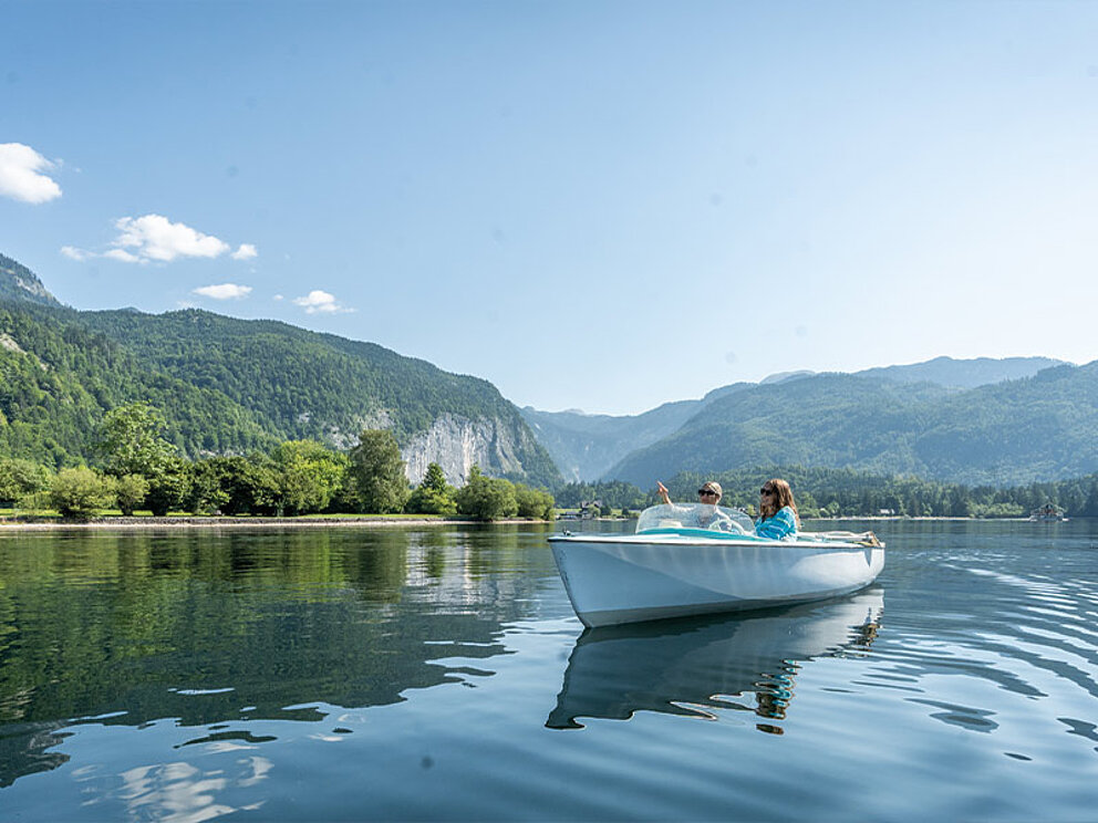 2 Damen im Elektroboot am Grundlsee bei strahlend blauem Himmel
