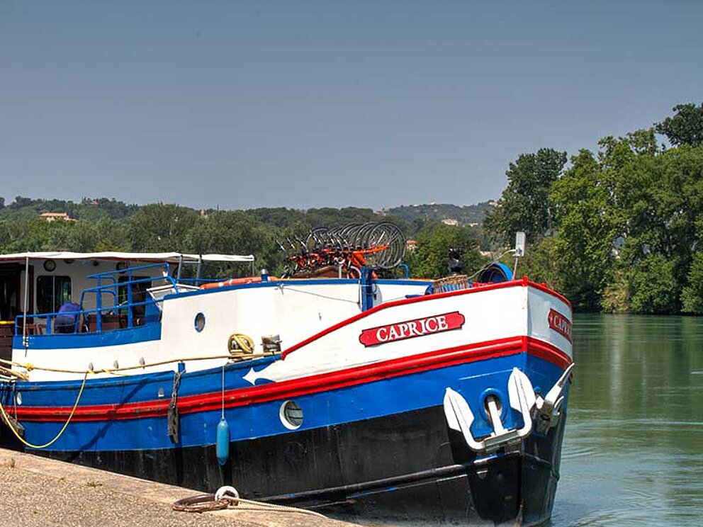 Schiffsansicht Caprice von vorne bei Anlegestelle auf einem Fluss in Frankreich