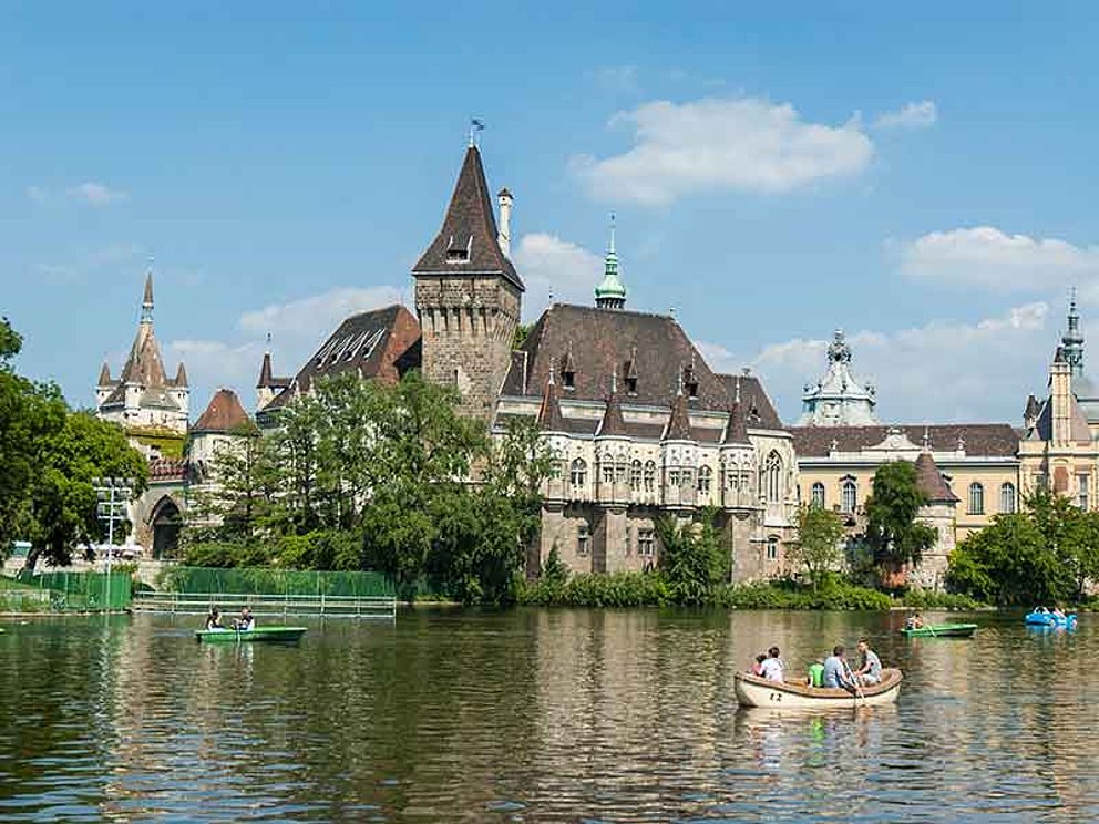 Blick auf den Stadtpark mit Booten in Budapest