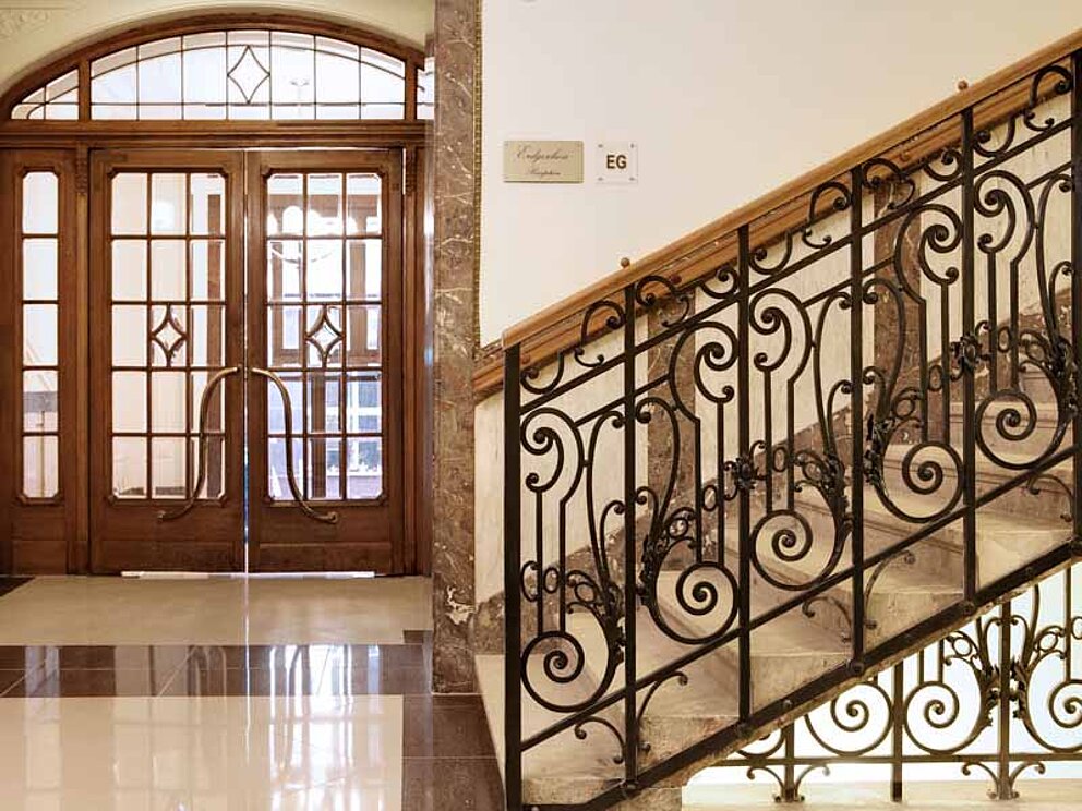 Das historische Jugendstil-Stiegenhaus im Hotel Herrenhof in Wien.