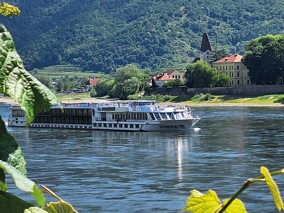 Das Donauschiff in Fahrt 