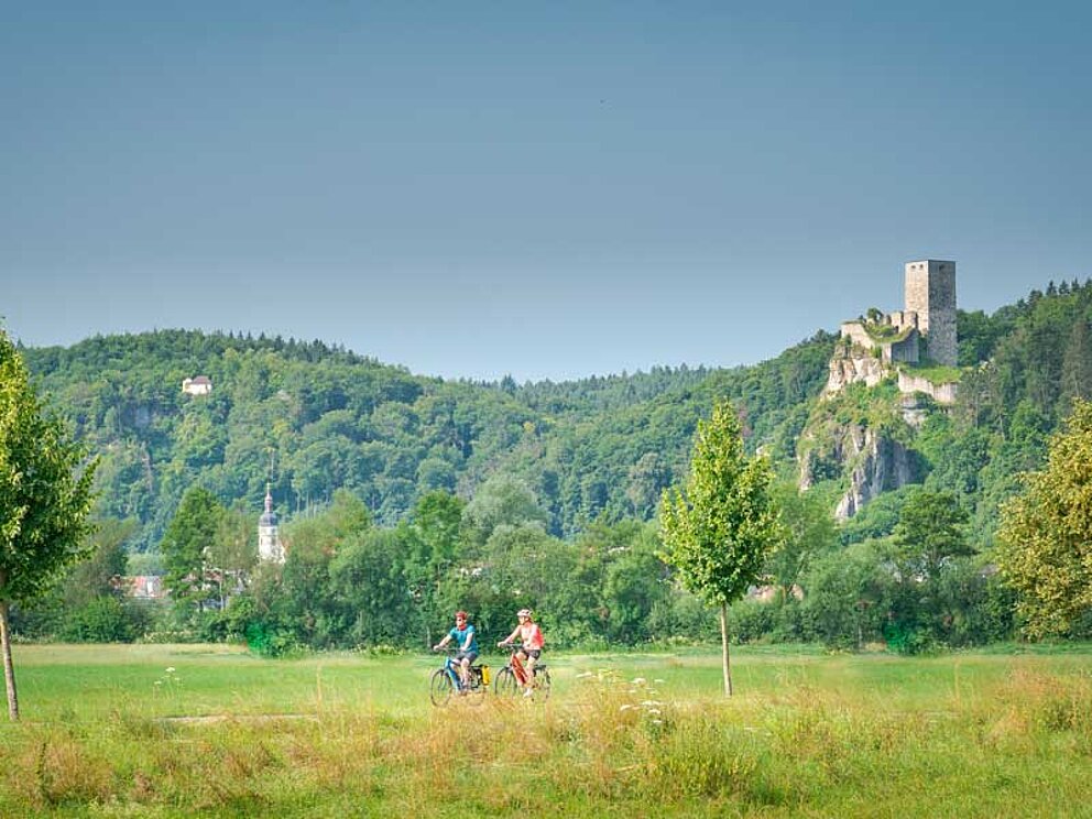 Radler vor der Burgruine Wellheim bei Eichstätt im Altmühltal
