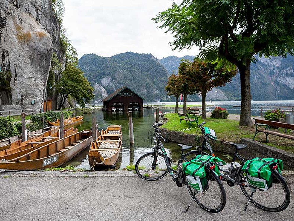 Fahrräder und Ruderboote am Traunsee
