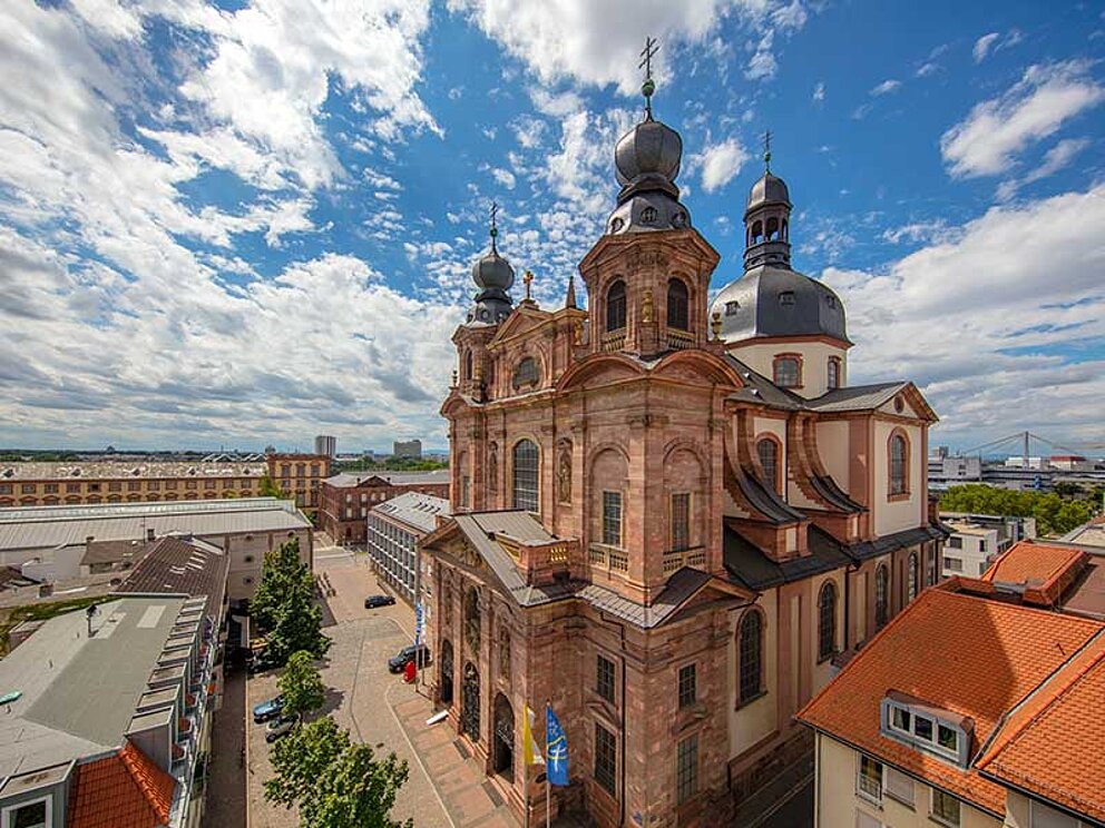 Jesuitenkirche in Mannheim mit Giebeln und Türmen