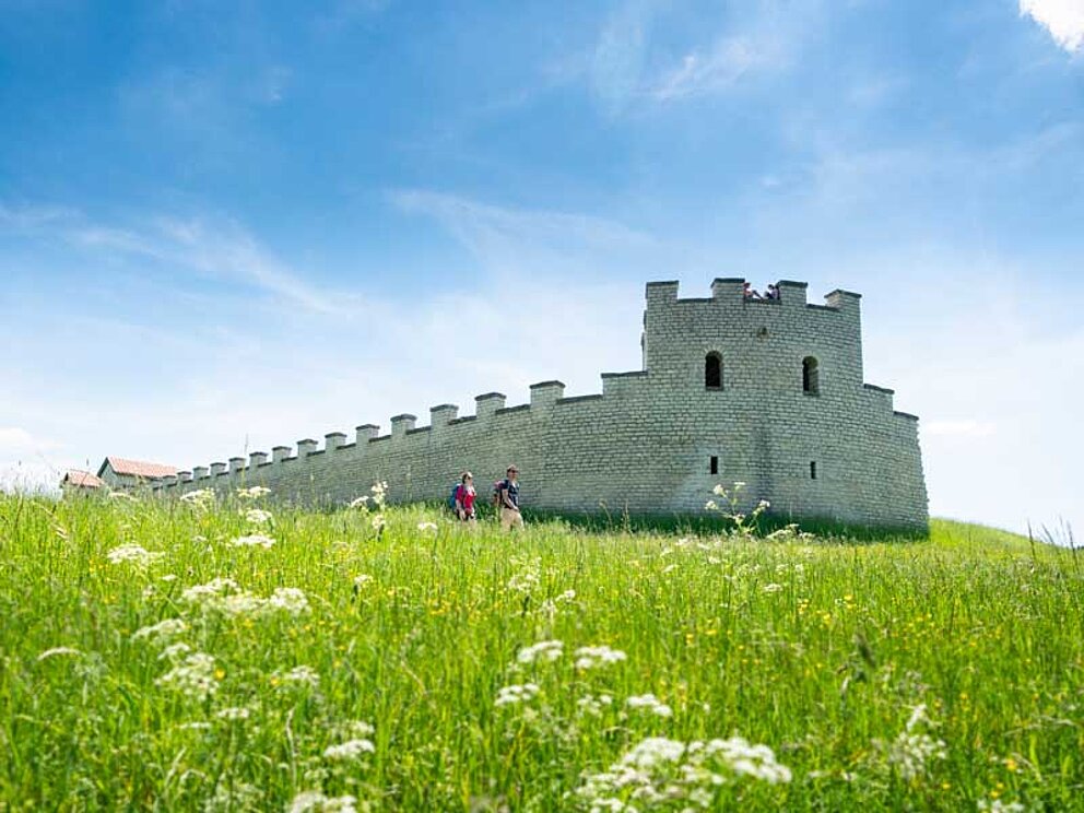 der Eckturm des Römercastell Vetoniana, davor eine blühende Wiese
