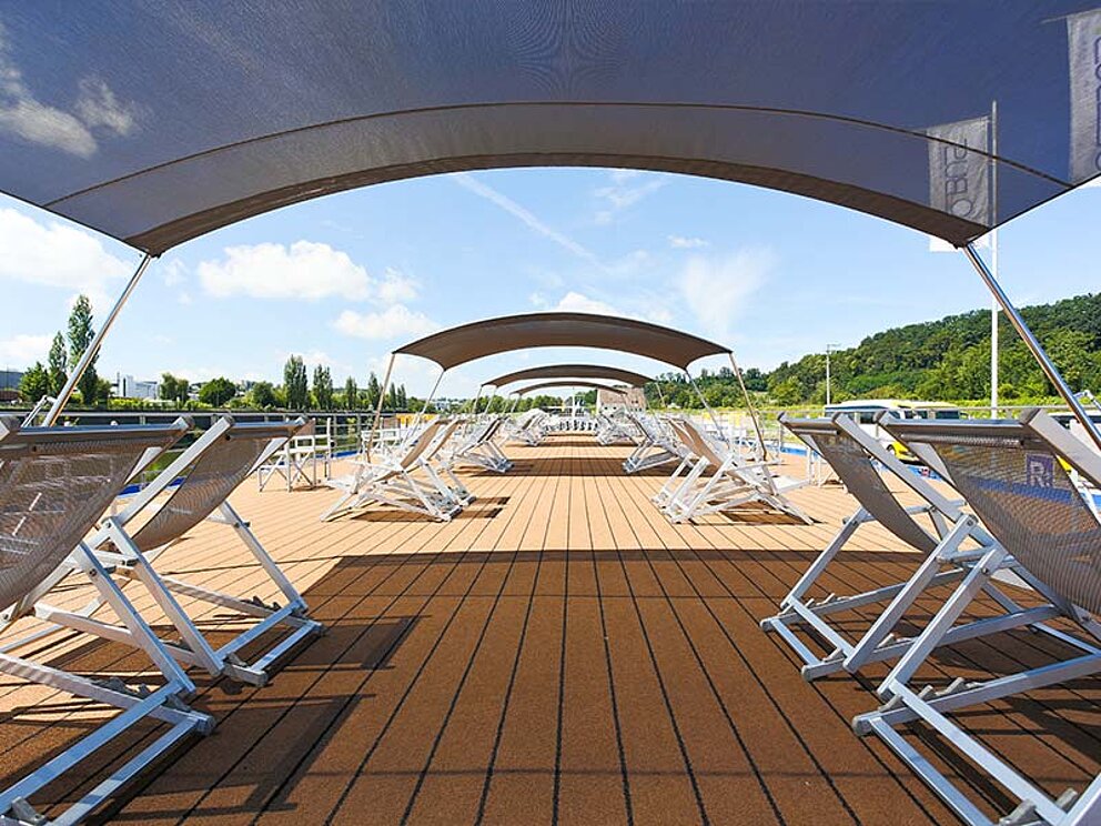 Sonnendeck mit Liegestühlen und Sonnensegeln