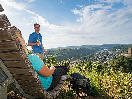 Ein Paar macht Pause in den Weinbergen über Kobern-Gondorf
