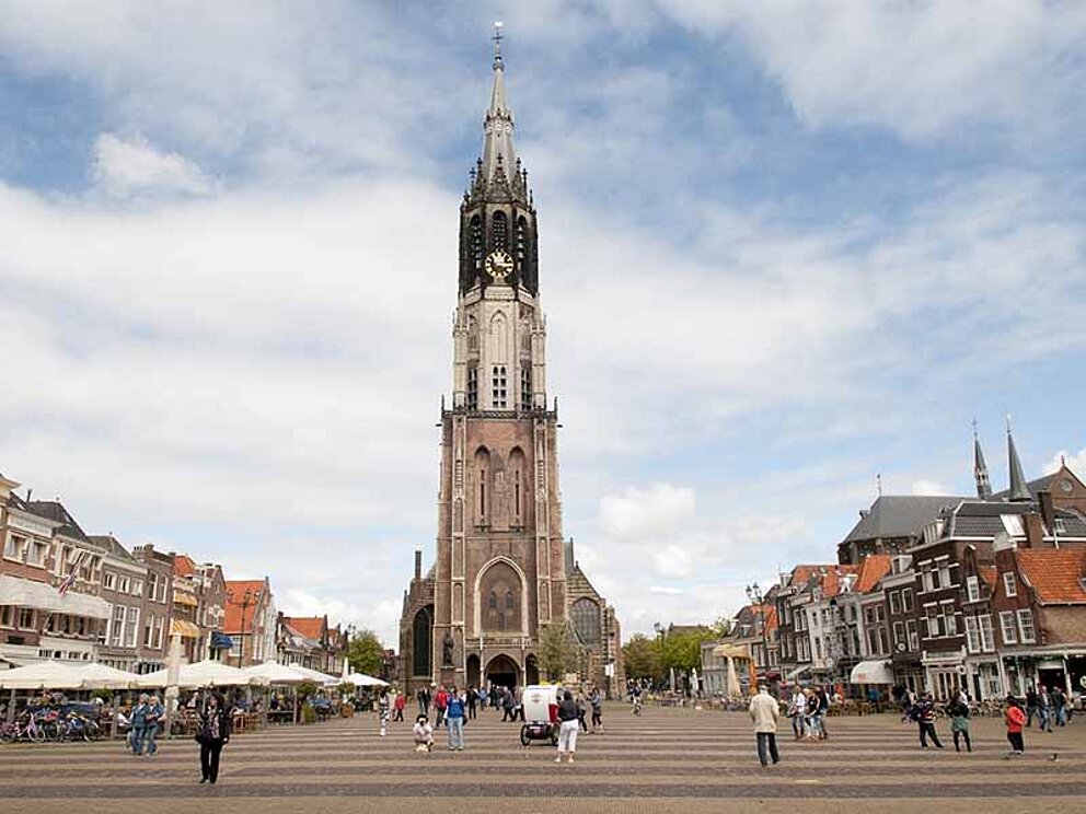 Markt in der Stadt Delft mit Dom in den Niederlanden