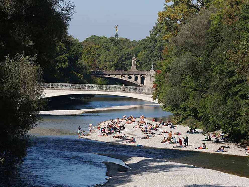 Blick auf gut besuchten Isarstrand in München in Deutschland