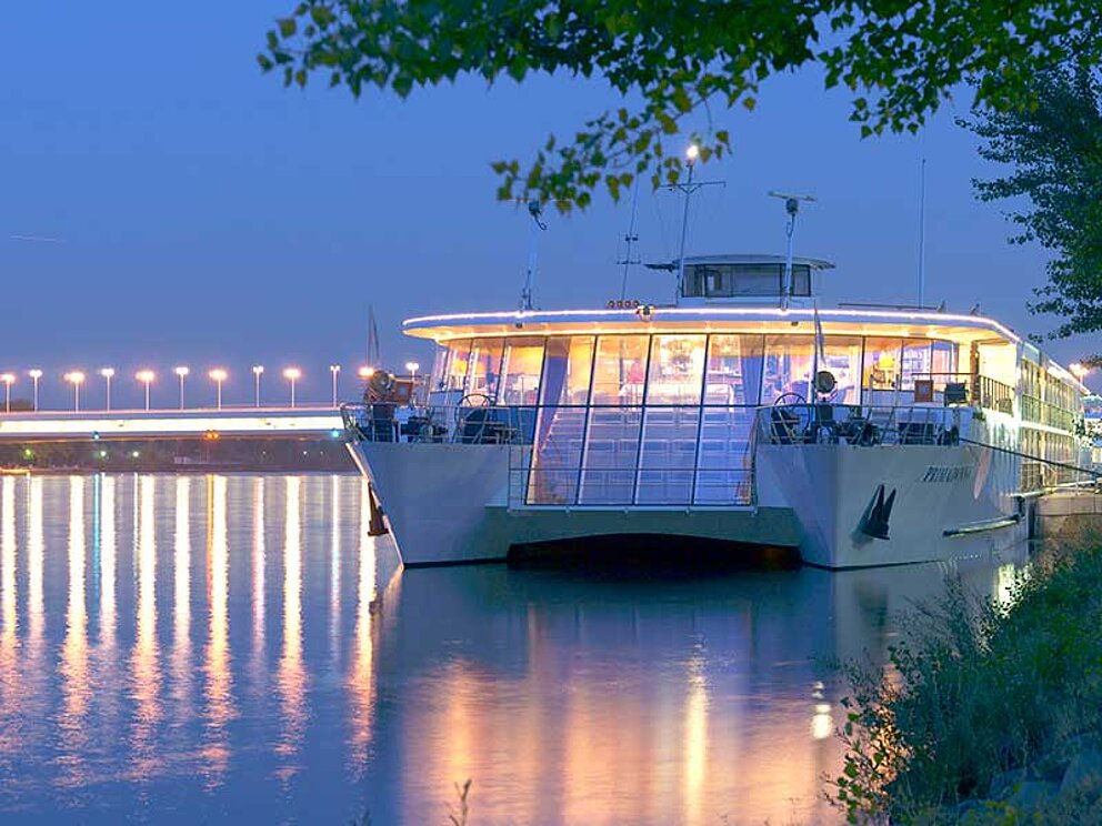 MS Primadonna an der Anlegestelle auf der Donau