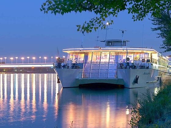 MS Primadonna an der Anlegestelle auf der Donau